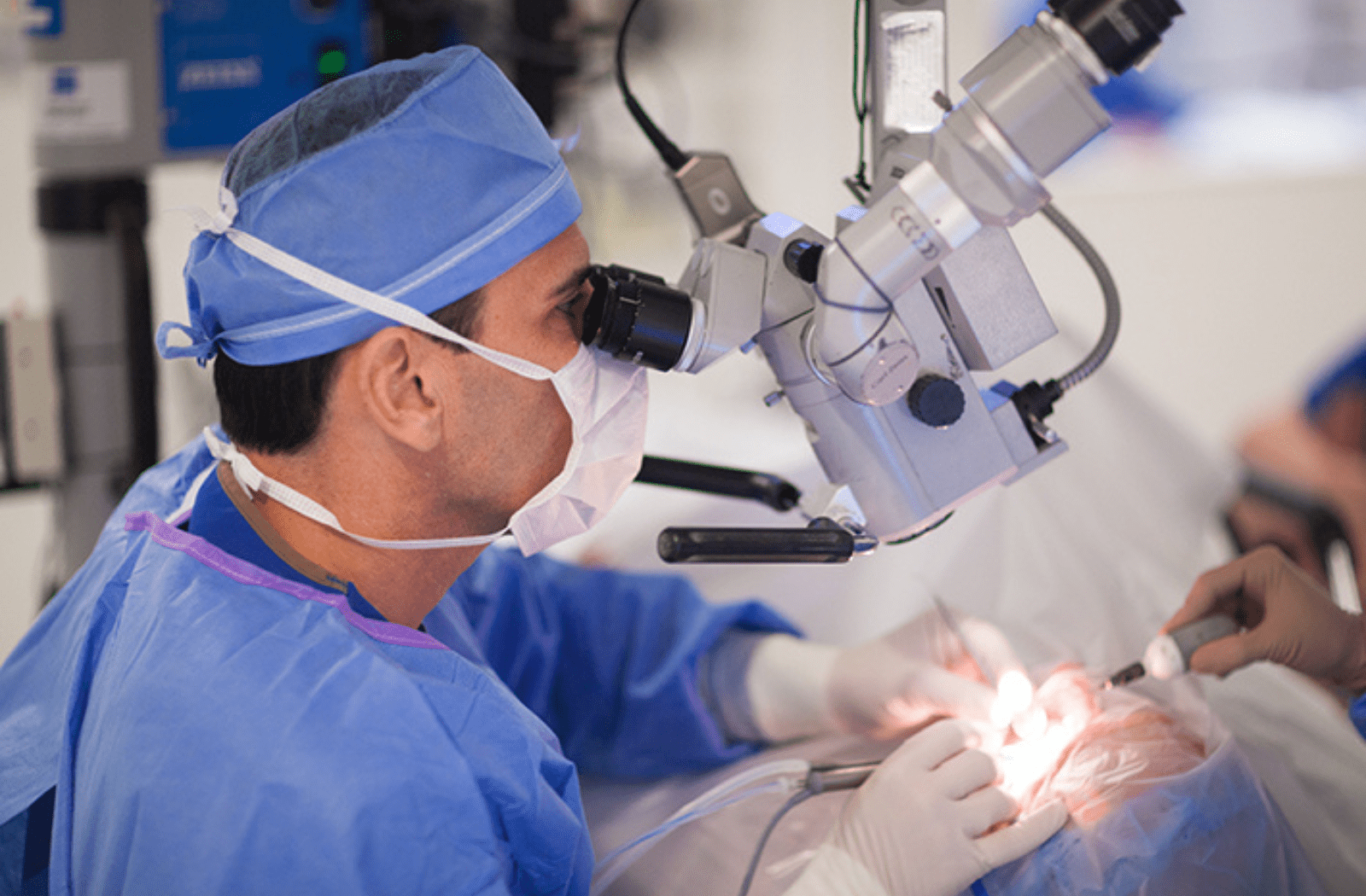 Операция катаракты новосибирск. Операция катаракта витрэктомия. Противопоказания для операции катаракты. Первая а мире операция на катаракту. Тошкентда катаракт операцияси коз доктори.